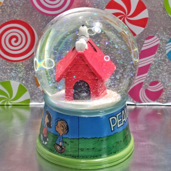Peanuts Christmas Holiday Snowglobe Snoopy Laying On His House Waterglobe New - Picture 6 of 8